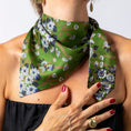 Charger l'image dans la visionneuse de la galerie, Foulard de soie Vert fleuri
