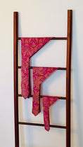 Charger et lire la vidéo dans la visionneuse de la galerie, Foulard de soie Rose Indien
