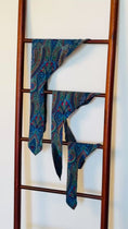 Charger et lire la vidéo dans la visionneuse de la galerie, Foulard de soie Bleu cachemire
