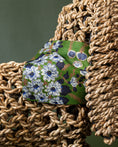 Charger l'image dans la visionneuse de la galerie, Foulard de soie Vert fleuri
